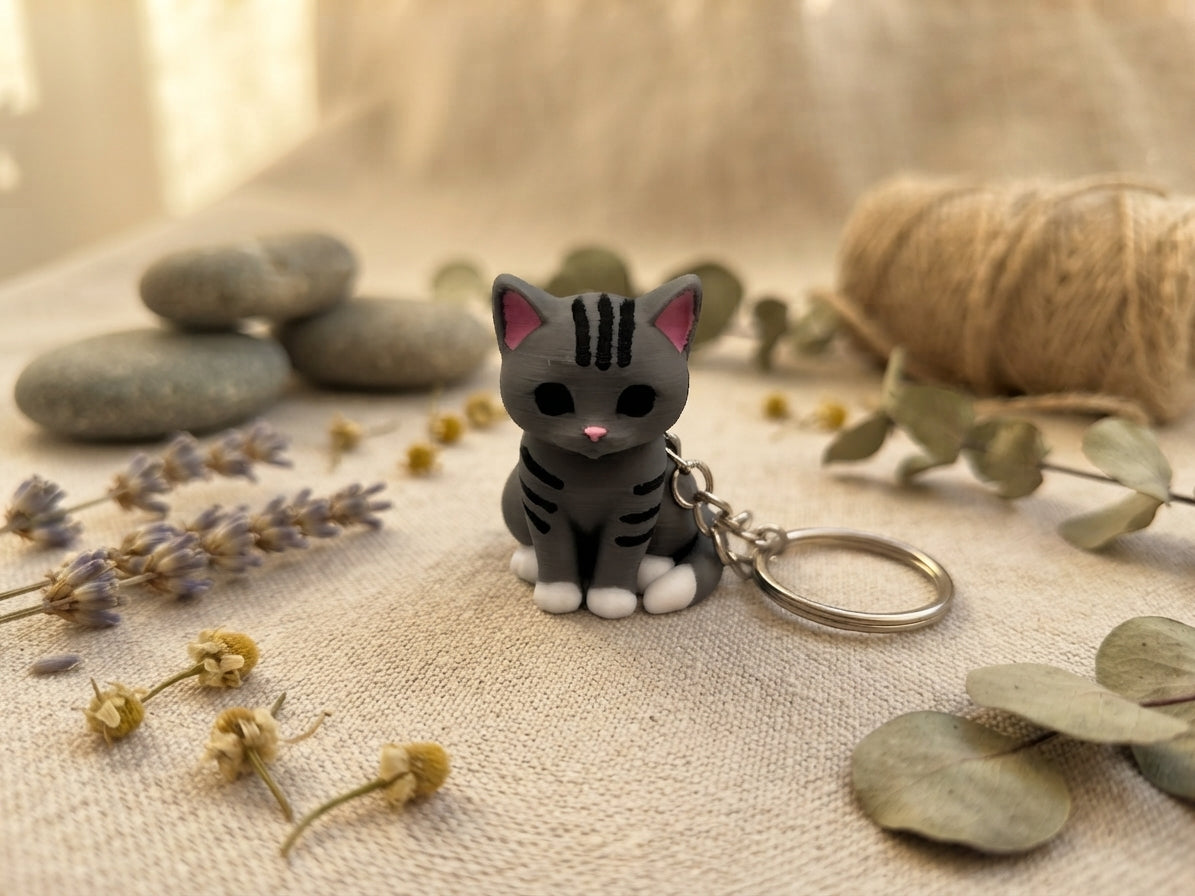 Süßer Katzen-Schlüsselanhänger aus PLA – Frontalansicht grau-getigertes Kätzchen mit rosa Öhrchen, 3D-Druck von fks-design