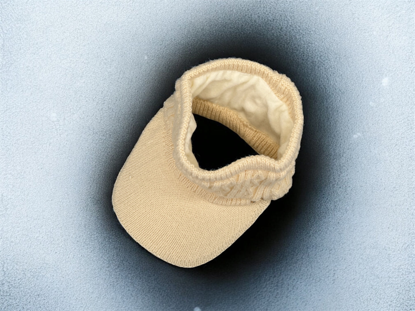 Pferdeschwanz Beanie Beige – Detailansicht Öffnung für Zopf und Strassbutton von fks-design