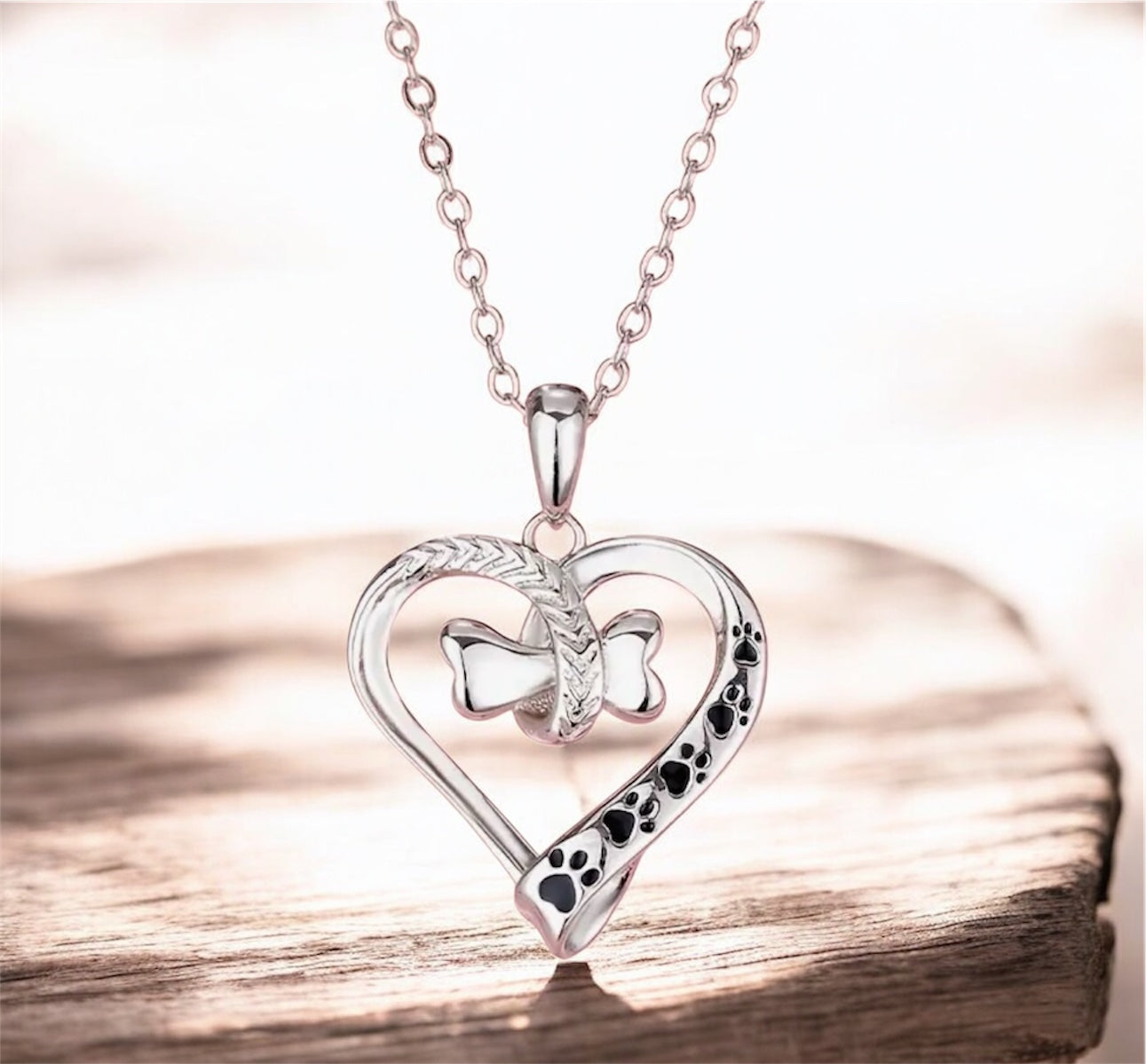 Halskette Herz mit Knochen und Pfoten – silberfarbenes Herz mit schwarzen Pfoten-Inlays, perfekter Hunde-Schmuck von fks-design