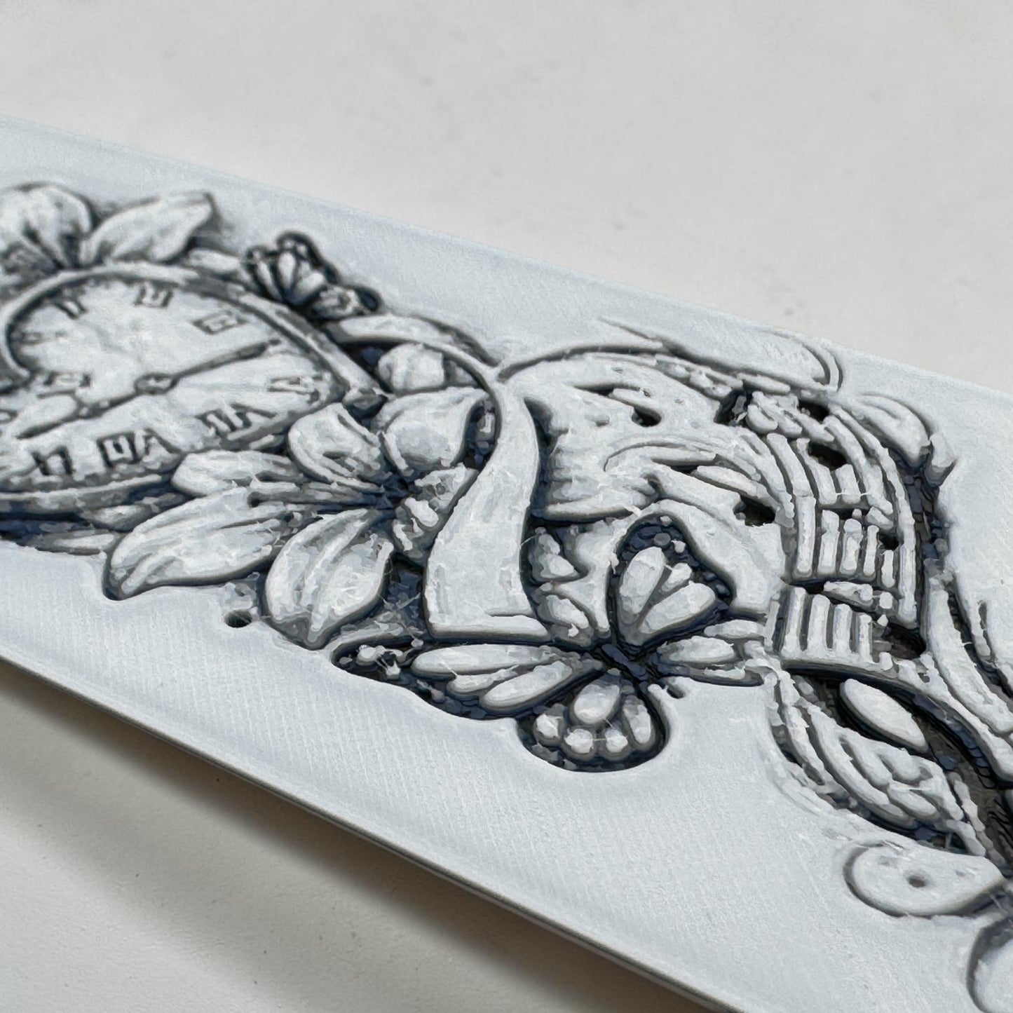 Detailansicht Musik & Zeit Buchmarker HueForge 3D Druck mit schwarzer Quaste und Schmetterlingen – von fks-design
