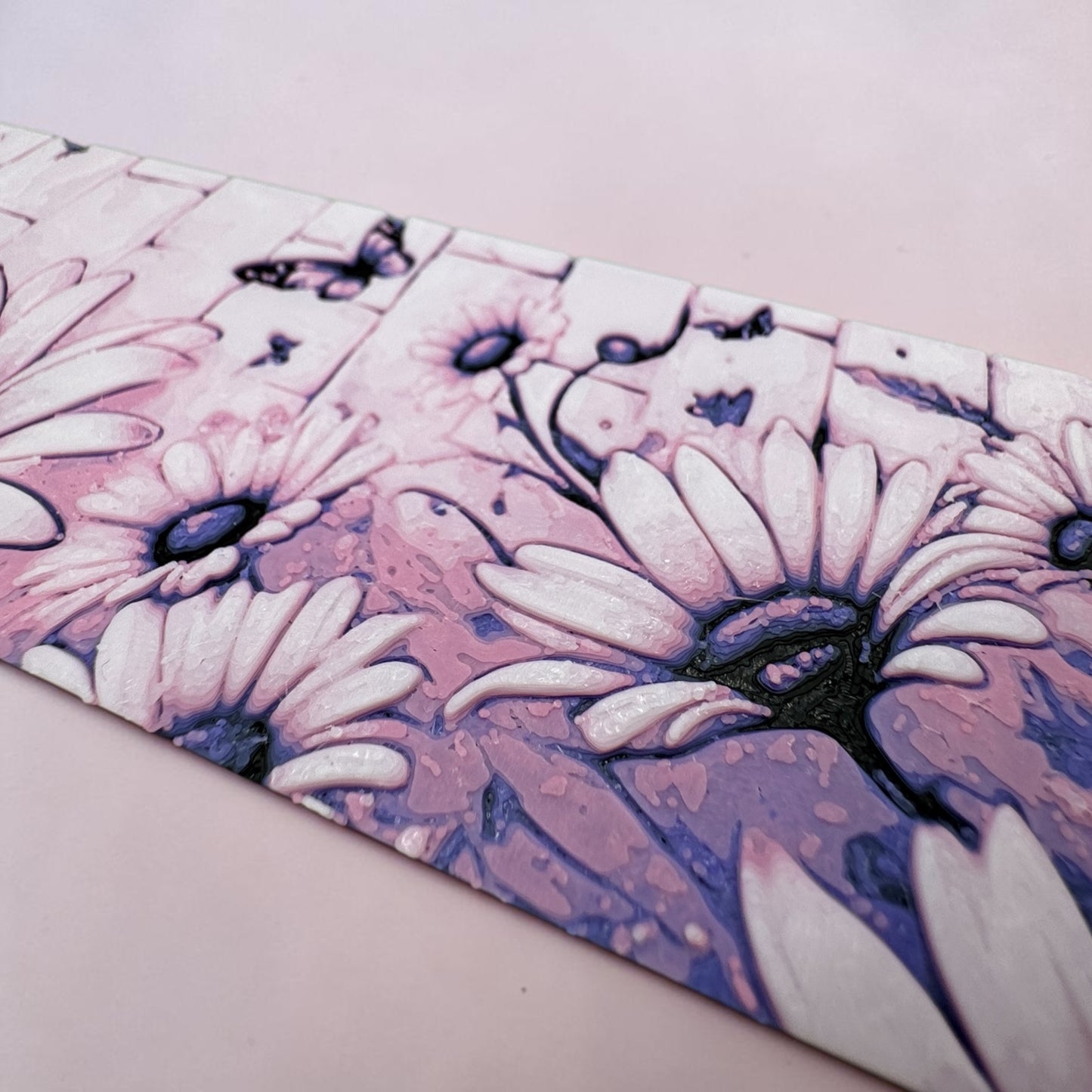Detailansicht 3D-gedrucktes Lesezeichen mit Blumen und Schmetterlingen in Rosa- und Lilatönen von fks-design