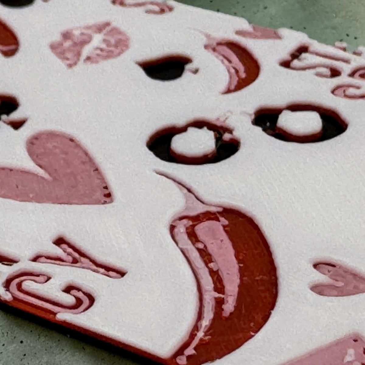 3D-Druck Lesezeichen Stay Spicy mit rosé Quaste – HueForge-Motiv mit Chili, Herz & Lippen auf Leinenstoff von fks-design