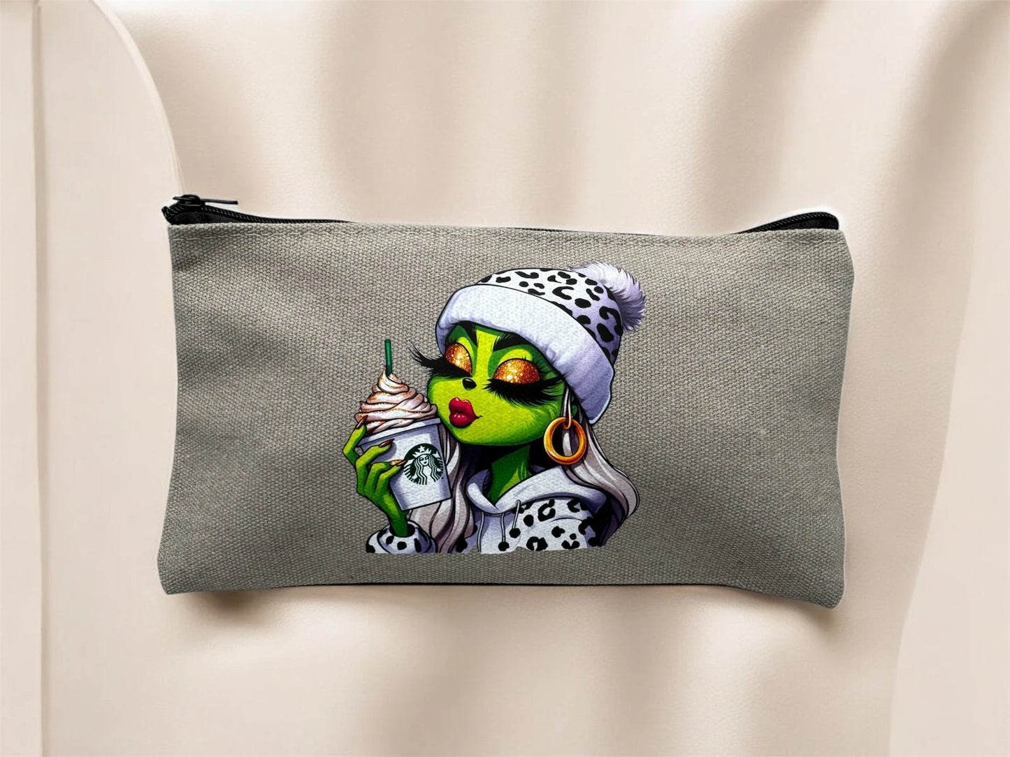 Kleine Stofftasche / Stoffmäppchen " Green Girl mit Leo Mütze "!