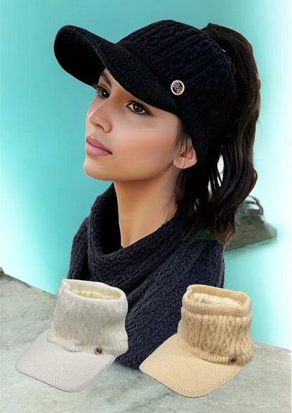 Gestrickte Pferdeschwanz Beanie mit Schirm in Schwarz, Weiß und Beige – Strickmütze von fks-design

