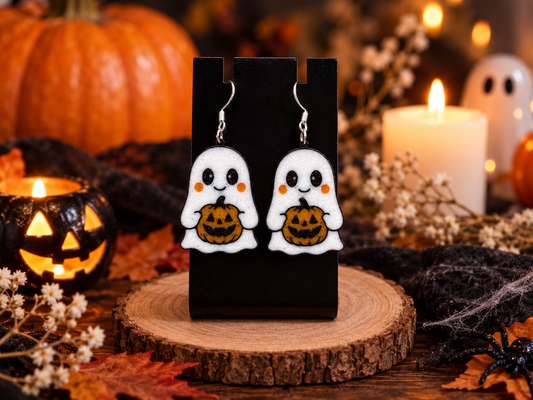 Halloween Geist mit Kürbis Ohrringe aus 3D-Druck, weiß-orange, auf Ohrringhalter mit Halloween-Deko, Frontansicht – von fks-design
