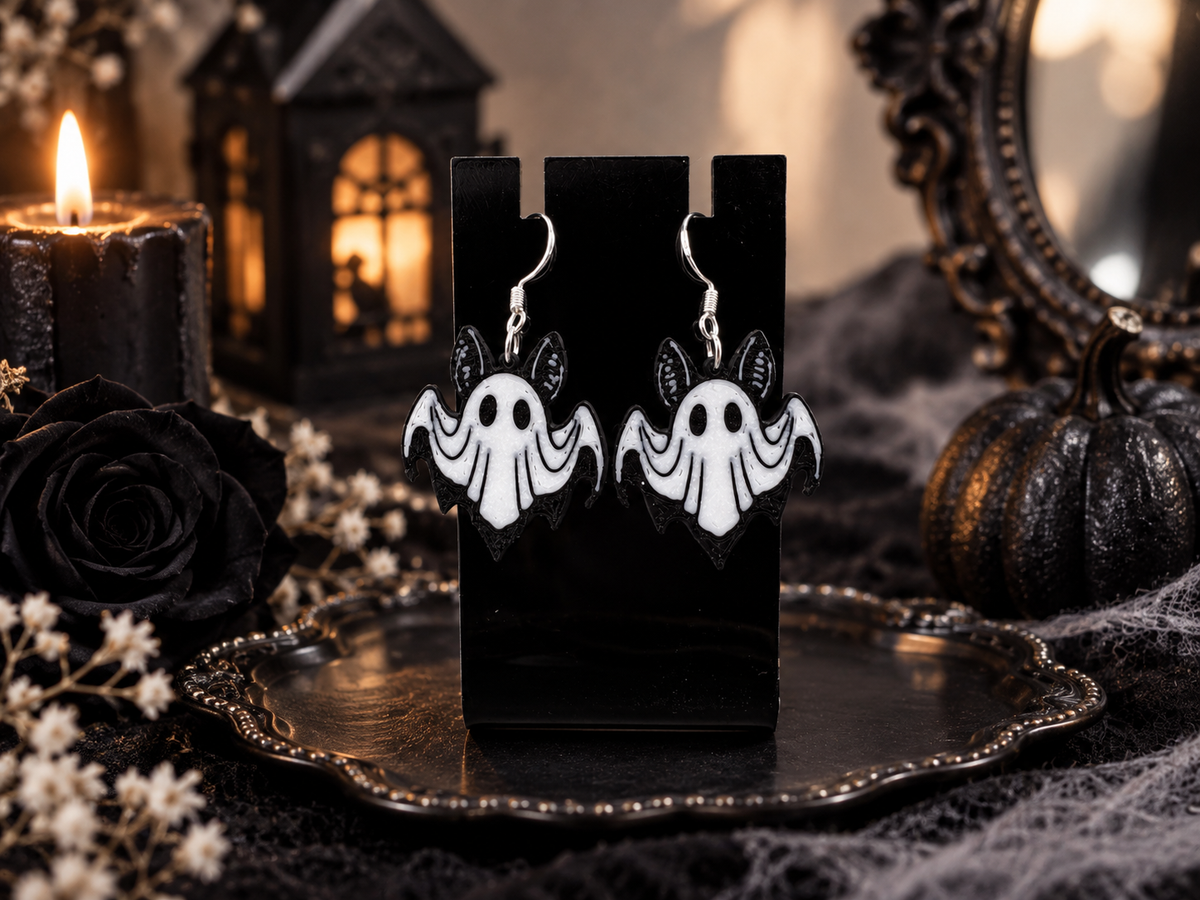 3D Druck Halloween Ohrringe Fledermaus Geist weiß-schwarz mit 925er Sterlingsilber-Haken, Paar auf Display mit Halloween-Deko – von fks-design

