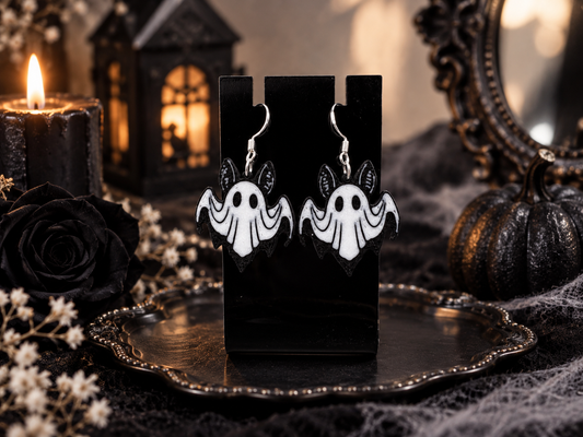 3D Druck Halloween Ohrringe Fledermaus Geist weiß-schwarz mit 925er Sterlingsilber-Haken, Paar auf Display mit Halloween-Deko – von fks-design
