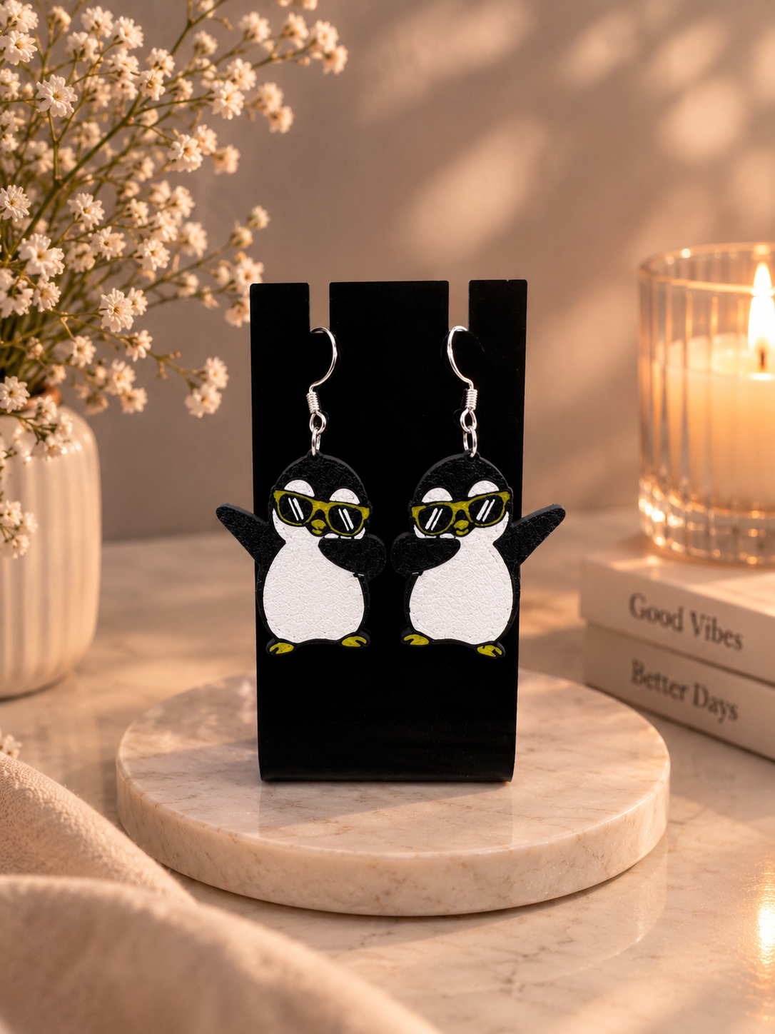 3D-Druck-Ohrringe mit Pinguin und Sonnenbrille an Ohrhaken aus 925er Sterlingsilber von fks-design
