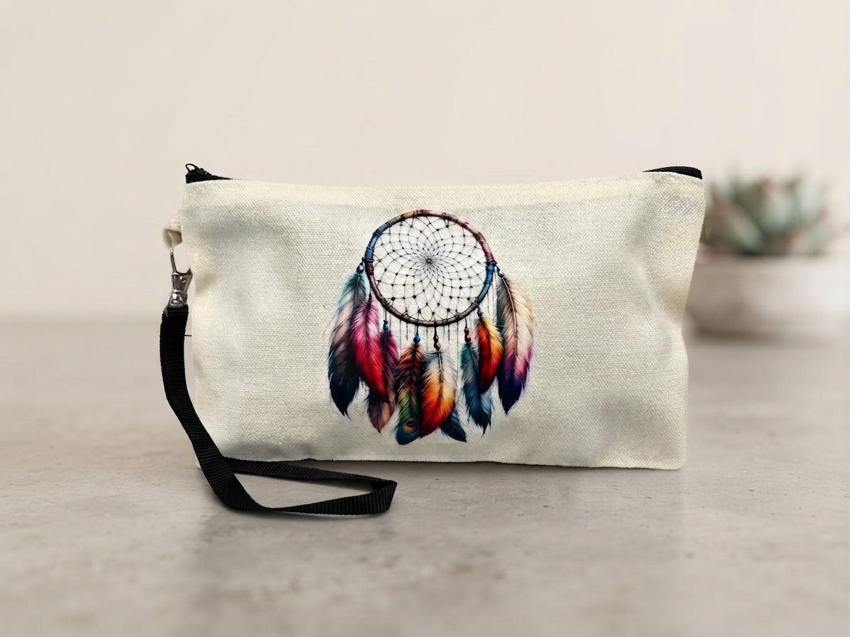 Kleine beige Stofftasche mit buntem Traumfänger DTF-Druck, Reißverschluss und Handschlaufe – Boho-Stil mit farbenfrohen Federn, von fks-design
