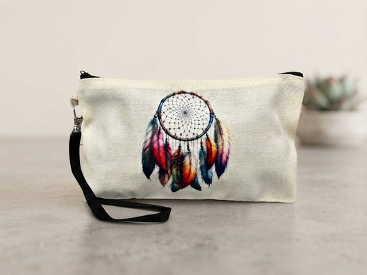 Kleine beige Stofftasche mit buntem Traumfänger DTF-Druck, Reißverschluss und Handschlaufe – Boho-Stil mit farbenfrohen Federn, von fks-design

