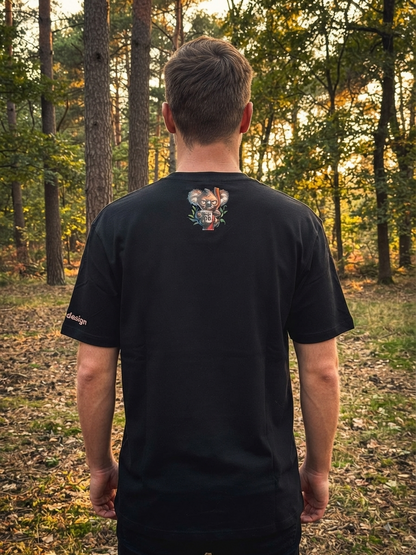 Unisex T-Shirt Don't Talk To Me schwarz – Koala-Print Rückenansicht im Wald-Setting von fks-design
