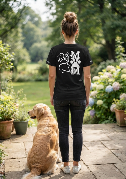 Unisex T-Shirt Dog Mom schwarz – Rückenprint mit Pfote im Garten-Setting von fks-design

