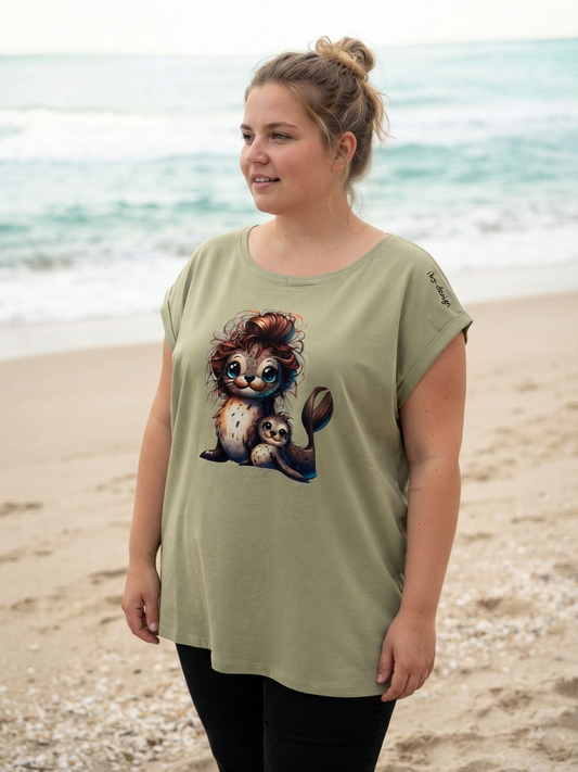 Damen T-Shirt Seelöwe mit Baby salbeigrün – Süßes Tier-Motiv Frontansicht am Strand von fks-design
