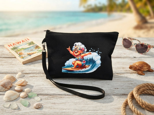 Schwarze Stofftasche mit Surfer Oma DTF-Druck – witzige Oma auf Surfbrett mit Welle im Hawaii-Look, Reißverschluss & Handschlaufe, von fks-design

