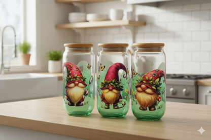 Farbiges Trinkglas Wichtel Trio 500ml mit grünem Farbverlauf Bambusdeckel und Trinkhalm UV-DTF Motiv von fks-design
