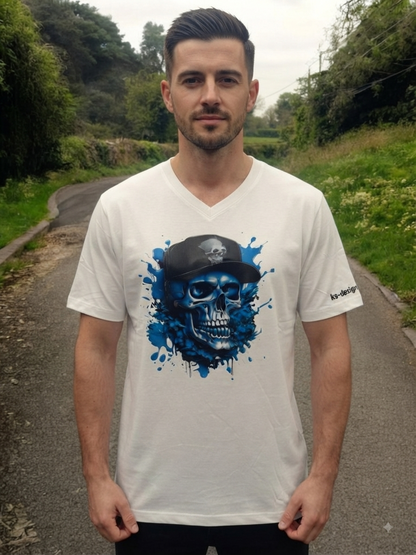 Unisex T-Shirt Skull mit Kappe weiß – Gothic Totenkopf Frontansicht im Outdoor-Setting von fks-design
