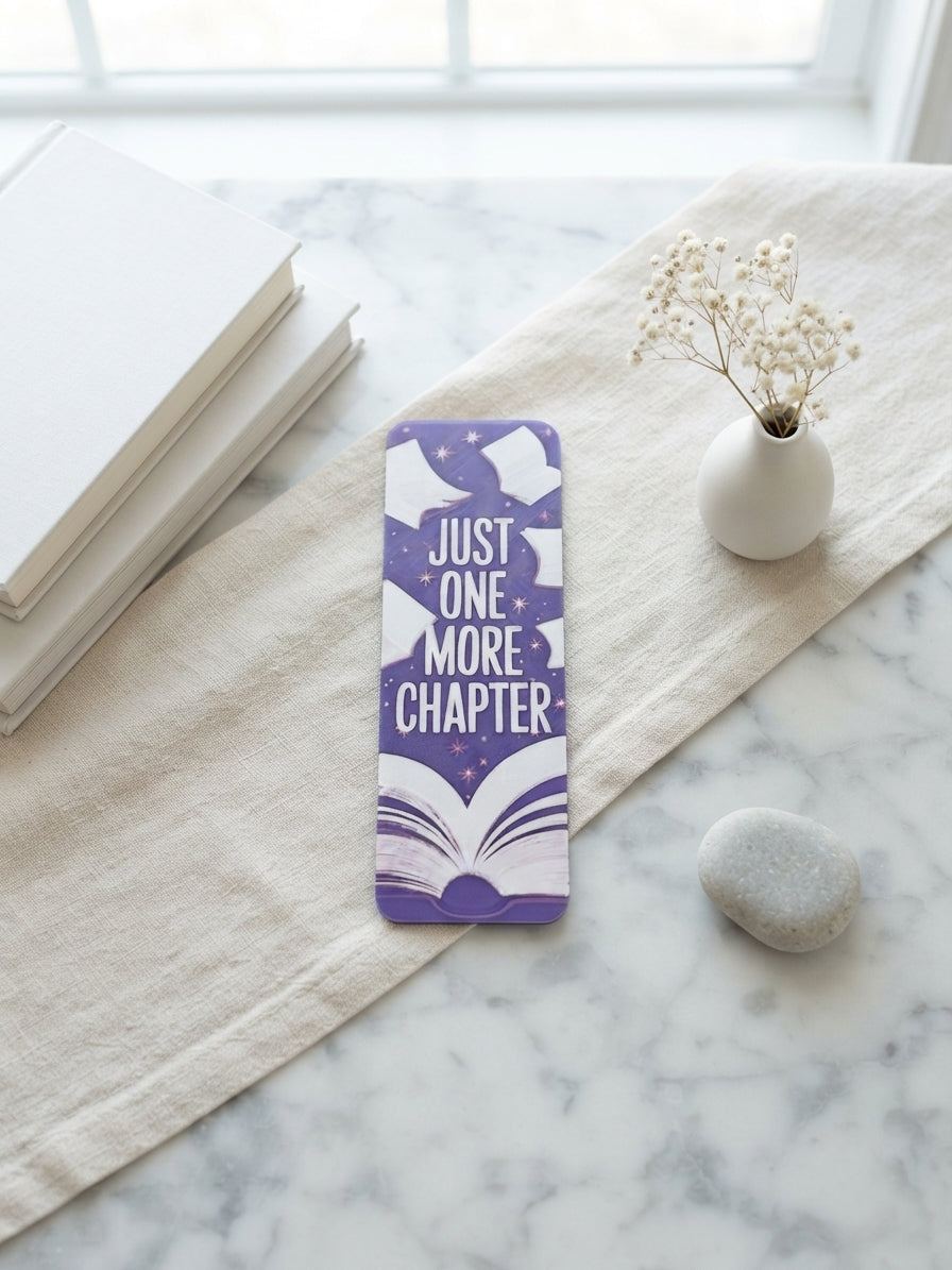 3D Druck Lesezeichen Just One More Chapter lila HueForge Art aus PLA, Frontansicht auf Marmor mit Büchern – von fks-design
