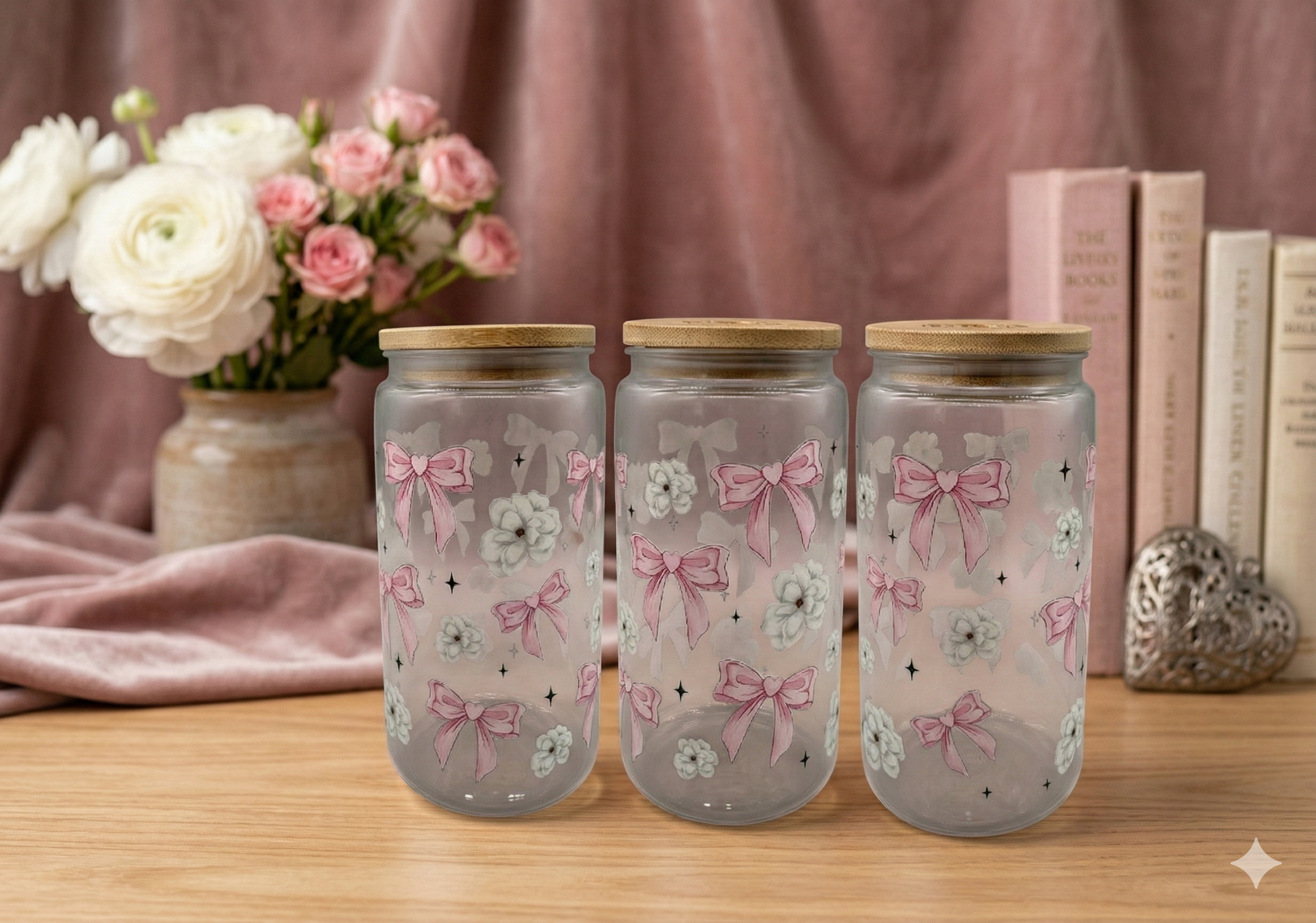 Trinkbecher Blumen und Schleifen mit Bambusdeckel und Trinkhalm UV-DTF Motiv 550ml von fks-design

