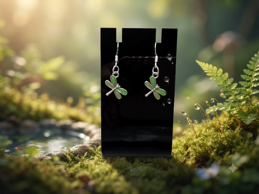 Libellen Ohrringe in Grün mit 925er Silberhaken, präsentiert auf schwarzem Schmuckdisplay vor naturnahem Waldmoos-Hintergrund – von fks-design
