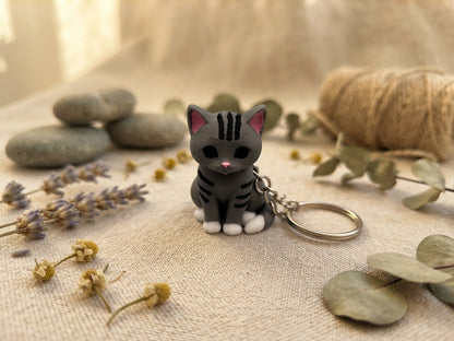 Süßer Katzen-Schlüsselanhänger aus PLA – Frontalansicht grau-getigertes Kätzchen mit rosa Öhrchen, 3D-Druck von fks-design
