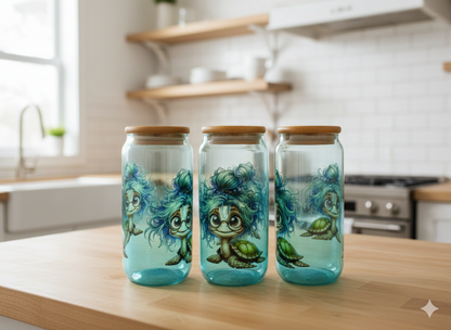 Farbiges Trinkglas Schildkröte Hildegard 500ml mit Bambusdeckel und Trinkhalm transparentes UV-DTF Motiv von fks-design
