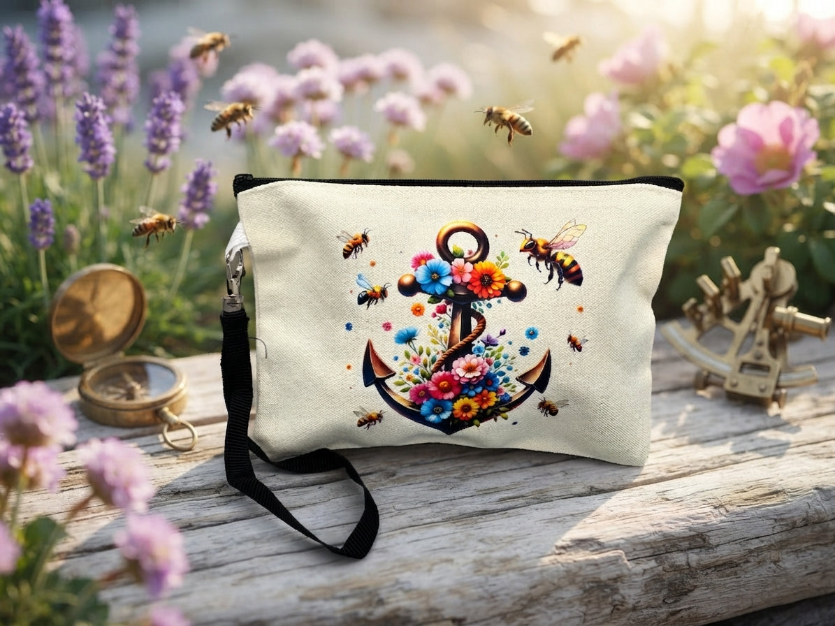 Kleine beige Stofftasche mit Blumen-Anker & Bienen DTF-Druck, Reißverschluss und Handschlaufe – Sommer-Lifestyle-Setting mit Lavendel, von fks-design
