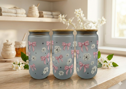 Matter Trinkbecher Blumen und Schleifen mit Bambusdeckel und Trinkhalm UV-DTF Motiv 550ml von fks-design
