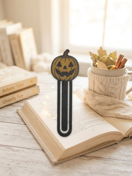 3D-Druck Clip Lesezeichen Halloween Kürbis aus PLA auf aufgeschlagenem Buch – cozy Herbst-Stimmung von fks-design

