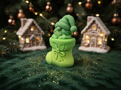 Weihnachtsanhänger mit grünem Gnom im Strumpf, Schleife und Stechpalmenmotiv von fks-design
