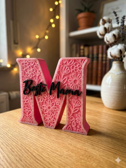 3D-Druck Aufsteller Buchstabe M Beste Mama – Detailansicht schwarzer Schriftzug und Blumenrelief von fks-design
