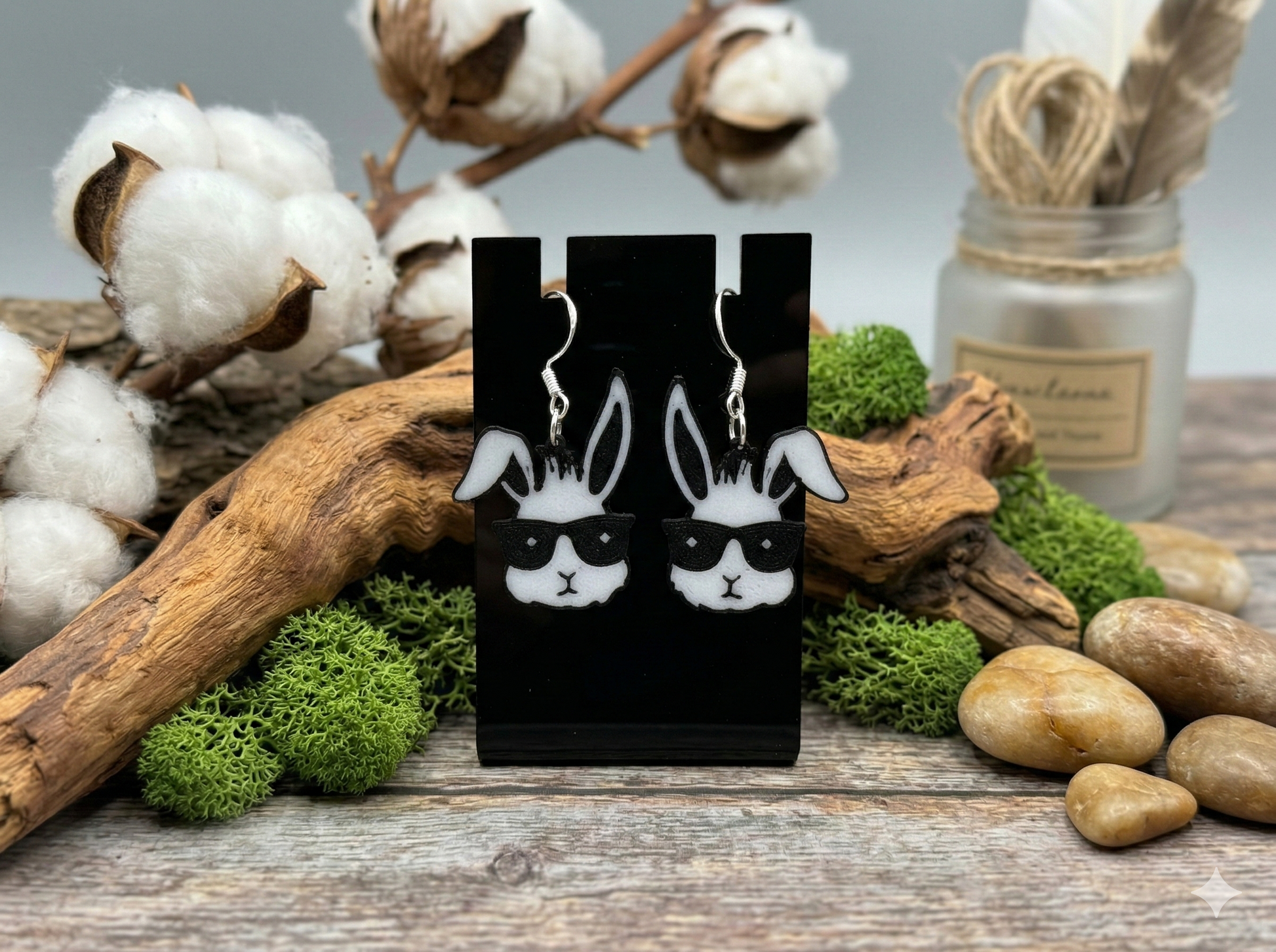 3D Druck Ohrringe Cooler Hase mit Sonnenbrille und 925er Sterling Silber Ohrhaken schwarz-weiß – von fks-design
