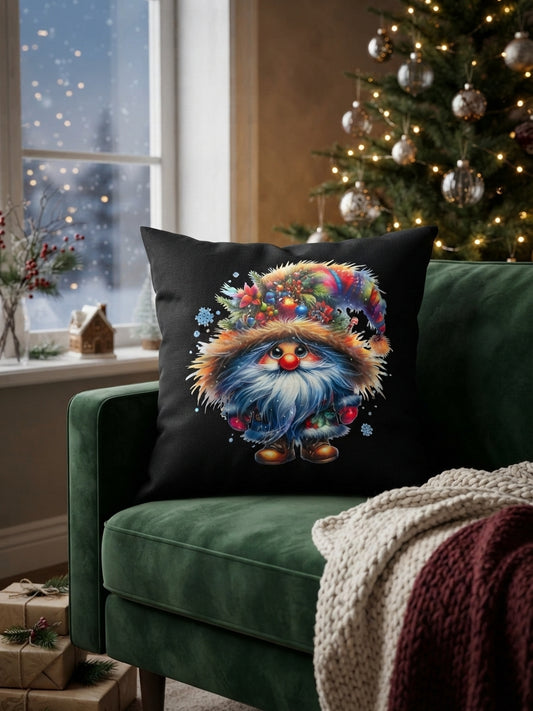 Kissenhülle Weihnachtsgnom / Wichtel 40x40 cm mit DTF-Druck – bunter Gnom mit roter Nase und Weihnachtsmütze auf grünem Samtsofa, weihnachtliches Wohnzimmer-Setting, von fks-design
