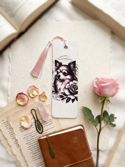 3D Druck Lesezeichen Chihuahua mit Rose pink HueForge Relief aus PLA, Frontansicht mit pinker Quaste und Rosen-Deko – von fks-design
