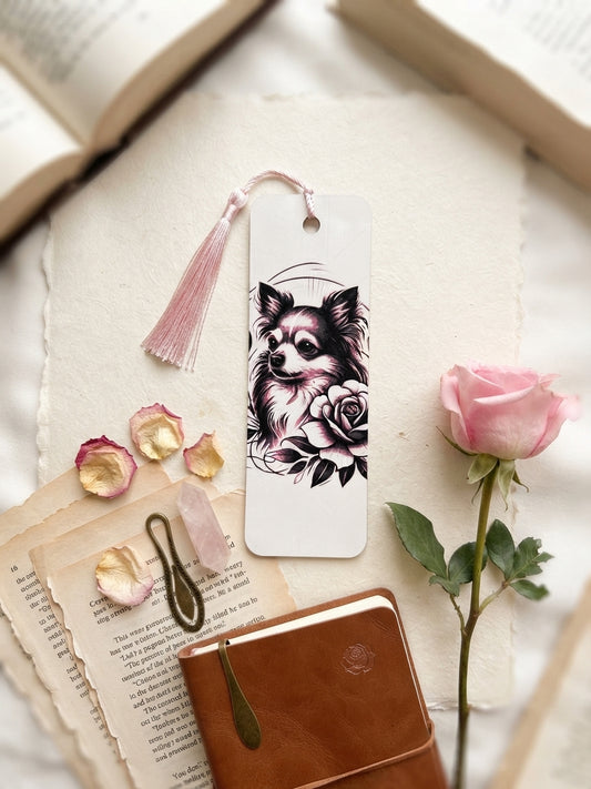 3D Druck Lesezeichen Chihuahua mit Rose pink HueForge Relief aus PLA, Frontansicht mit pinker Quaste und Rosen-Deko – von fks-design
