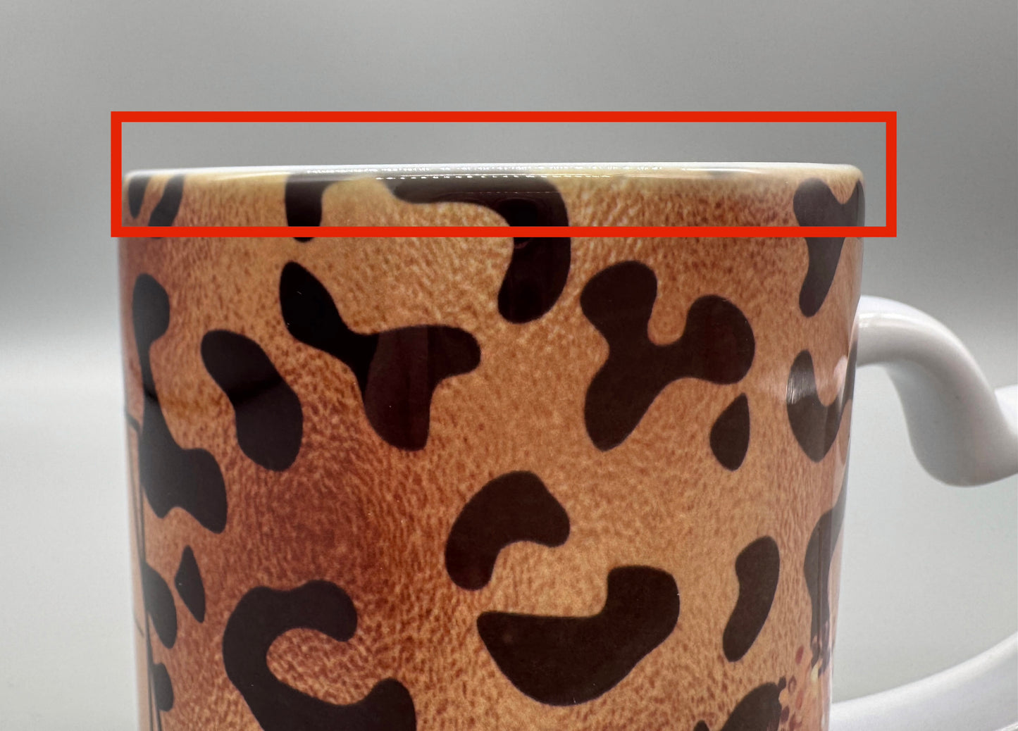 B-Ware Keramiktasse Leo Mama 300ml – Herzhenkel & Leo-Print, Detailansicht Fehldruck von fks-design
