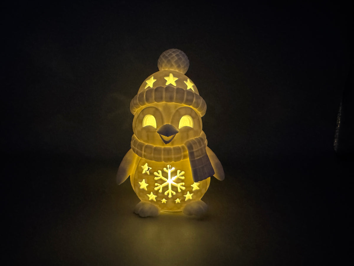 Leuchtender LED-Teelichthalter Pinguin mit warmem Licht und winterlichen Ausschnitten von fks-design
