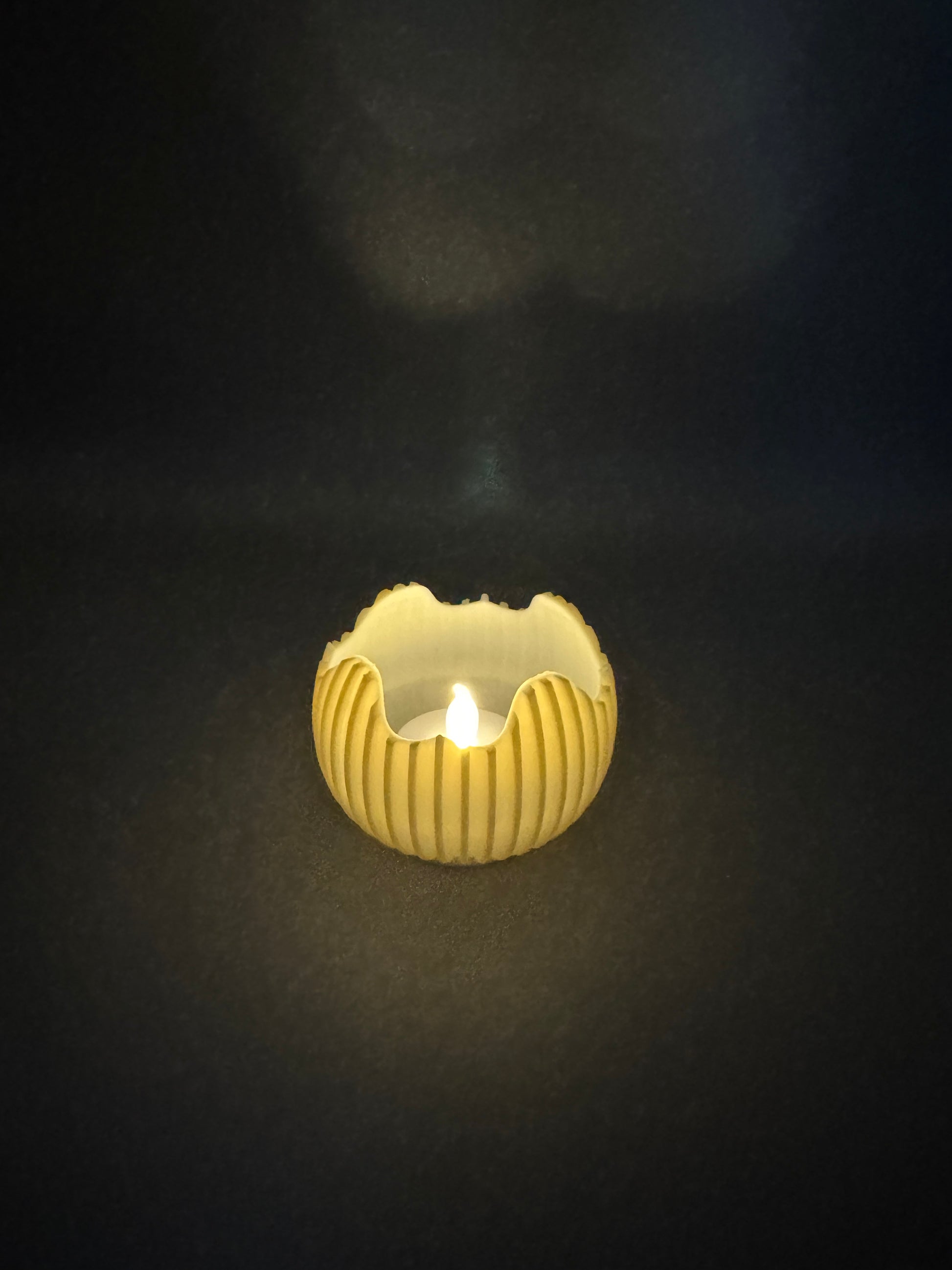 3D Druck Teelichthalter Eierschale – Detailansicht mit LED-Teelicht und Rillenstruktur von fks-design
