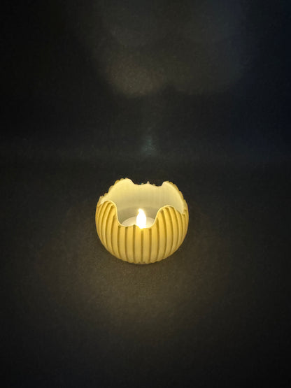 3D Druck Teelichthalter Eierschale – Detailansicht mit LED-Teelicht und Rillenstruktur von fks-design
