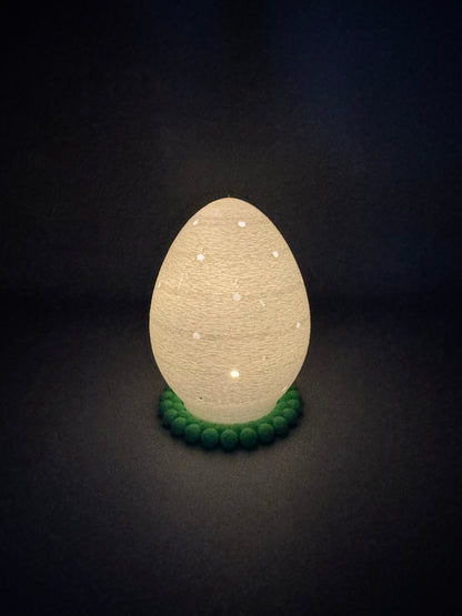 3D Druck LED Teelichthalter Ei mit Punkten – Ei auf grünem Halter mit leuchtendem LED-Teelicht von fks-design
