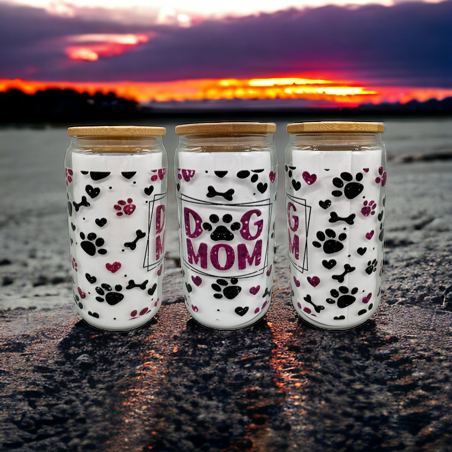 Trinkglas Dog Mom 550ml mit Bambusdeckel und Trinkhalm UV-DTF Motiv von fks-design
