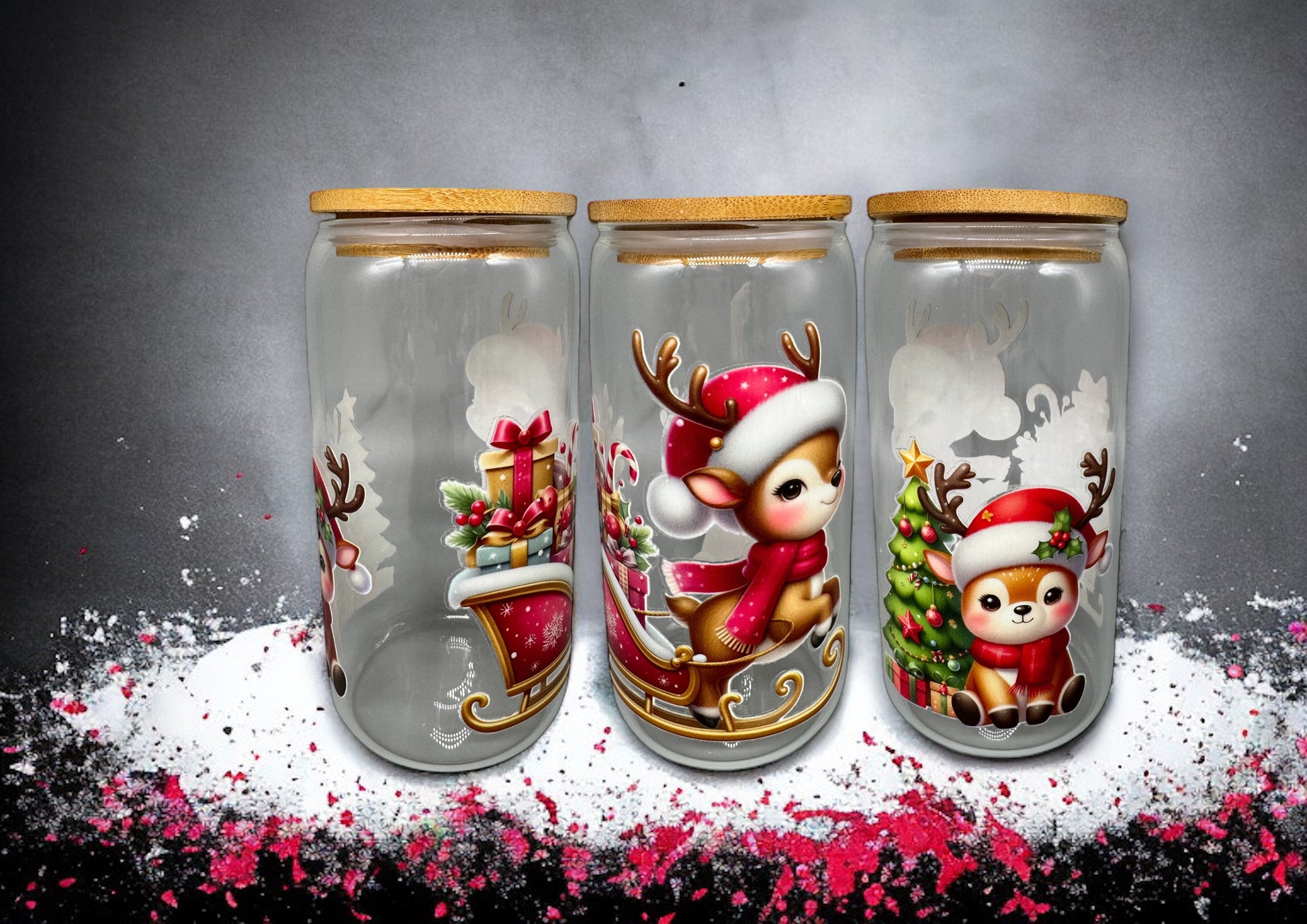 Trinkglas Rentier mit Schlitten 550ml mit Bambusdeckel und Trinkhalm UV-DTF Motiv von fks-design
