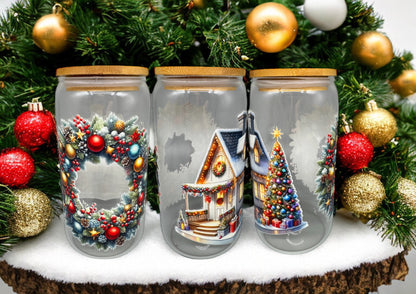 Trinkglas Weihnachtshaus mit Kranz 550ml mit Bambusdeckel und Trinkhalm UV-DTF Motiv von fks-design
