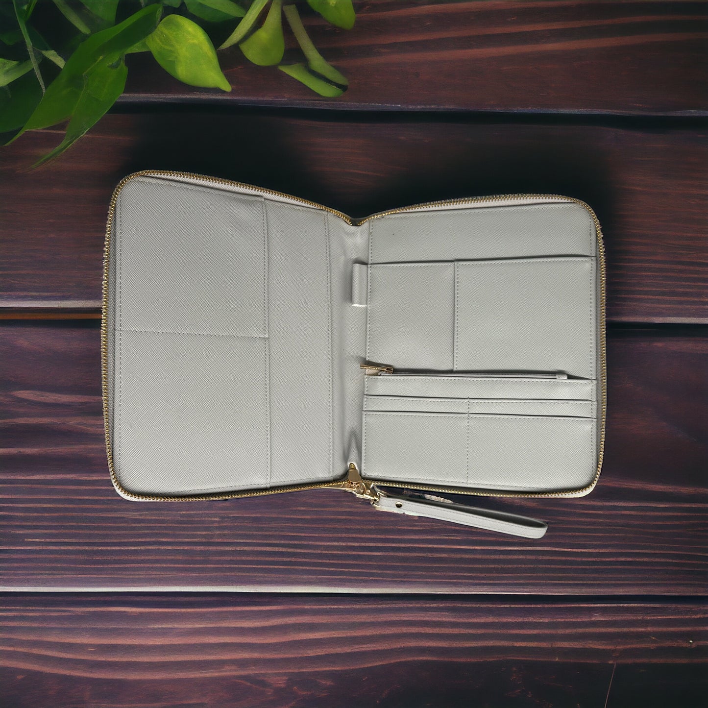 BagBase Travel Organizer Buchdrache Nemi – Innenansicht mit Kartenfächern und Hauptfach von fks-design
