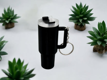 Schlüsselanhänger XL Mini 40 OZ Trinkbecher mit Geheimfach, 3D-Druck in schwarz, von fks-design
