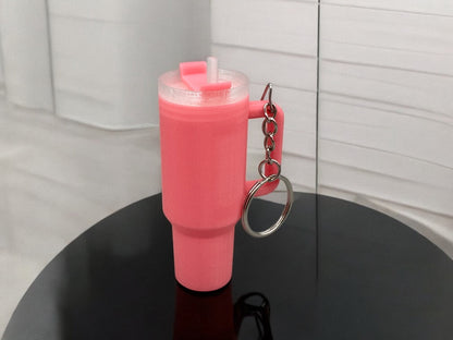 Schlüsselanhänger XL Mini 40 OZ Trinkbecher mit Geheimfach, 3D-Druck in rosa, von fks-design
