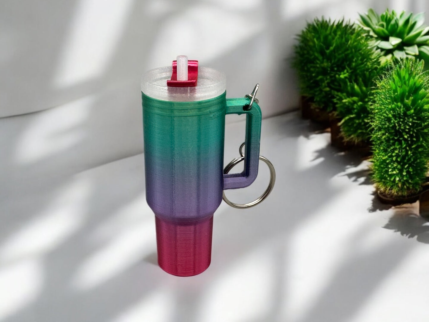 Schlüsselanhänger XL Mini 40 OZ Trinkbecher mit Geheimfach, 3D-Druck in pink/lila/grün Farbverlauf, von fks-design
