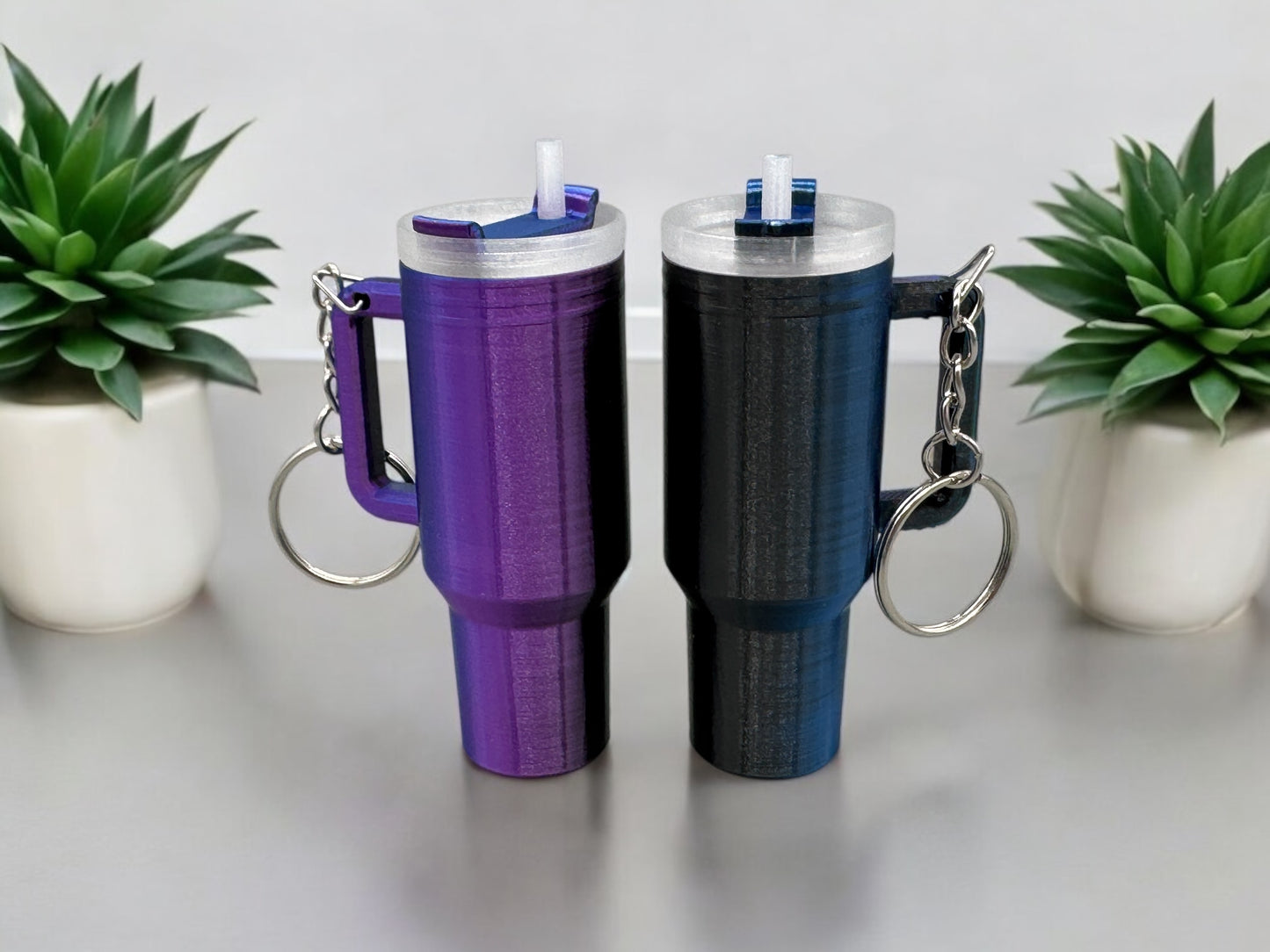 Schlüsselanhänger XL Mini 40 OZ Trinkbecher mit Geheimfach, 3D-Druck in schwarz/blau/lila Farbverlauf, von fks-design
