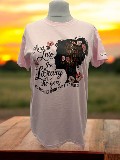 Unisex T-Shirt Into The Library Buchliebhaber Motiv-Shirt Vorderseite von fks-design

