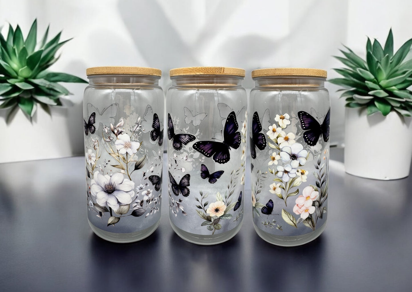 Trinkbecher Schwarze Schmetterlinge mit Bambusdeckel und Trinkhalm UV-DTF Motiv 550ml von fks-design
