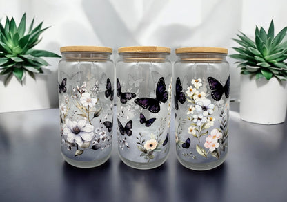 Trinkbecher Schwarze Schmetterlinge mit Bambusdeckel und Trinkhalm UV-DTF Motiv 550ml von fks-design
